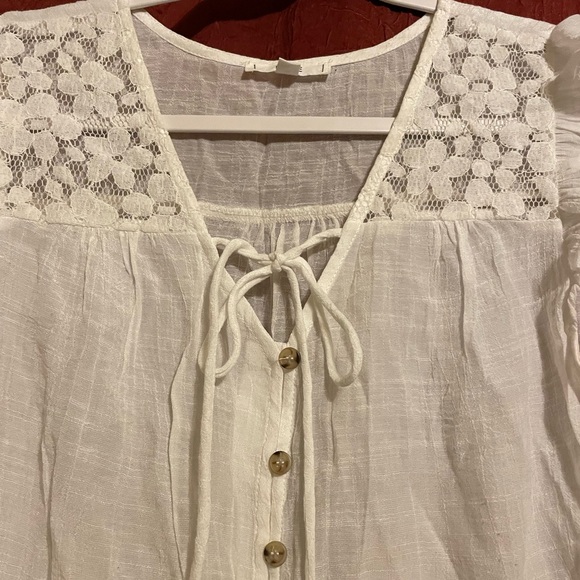 Final sale❗️ Beautiful white top, very comfortable, soft fabric.  Medium. - Picture 2 of 5